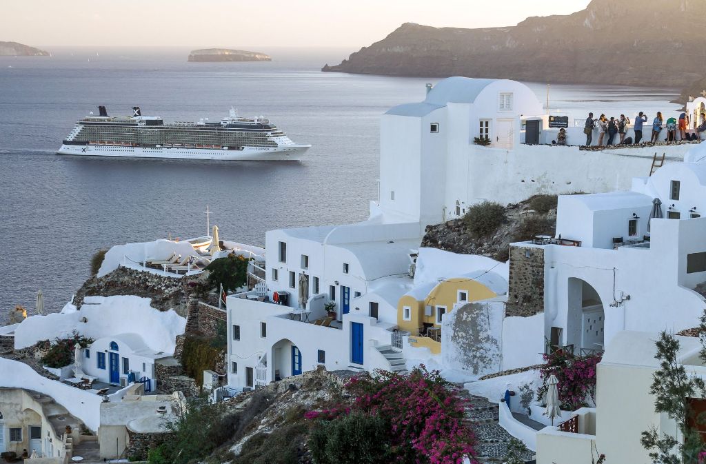 Platz fünf belegt Griechenland mit 3,5 Prozent. Das Foto zeigt die Insel Santorin.