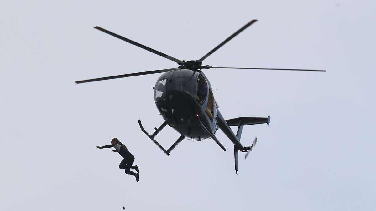 Weltrekord-Versuch: Brite springt ohne Fallschirm aus Hubschrauber