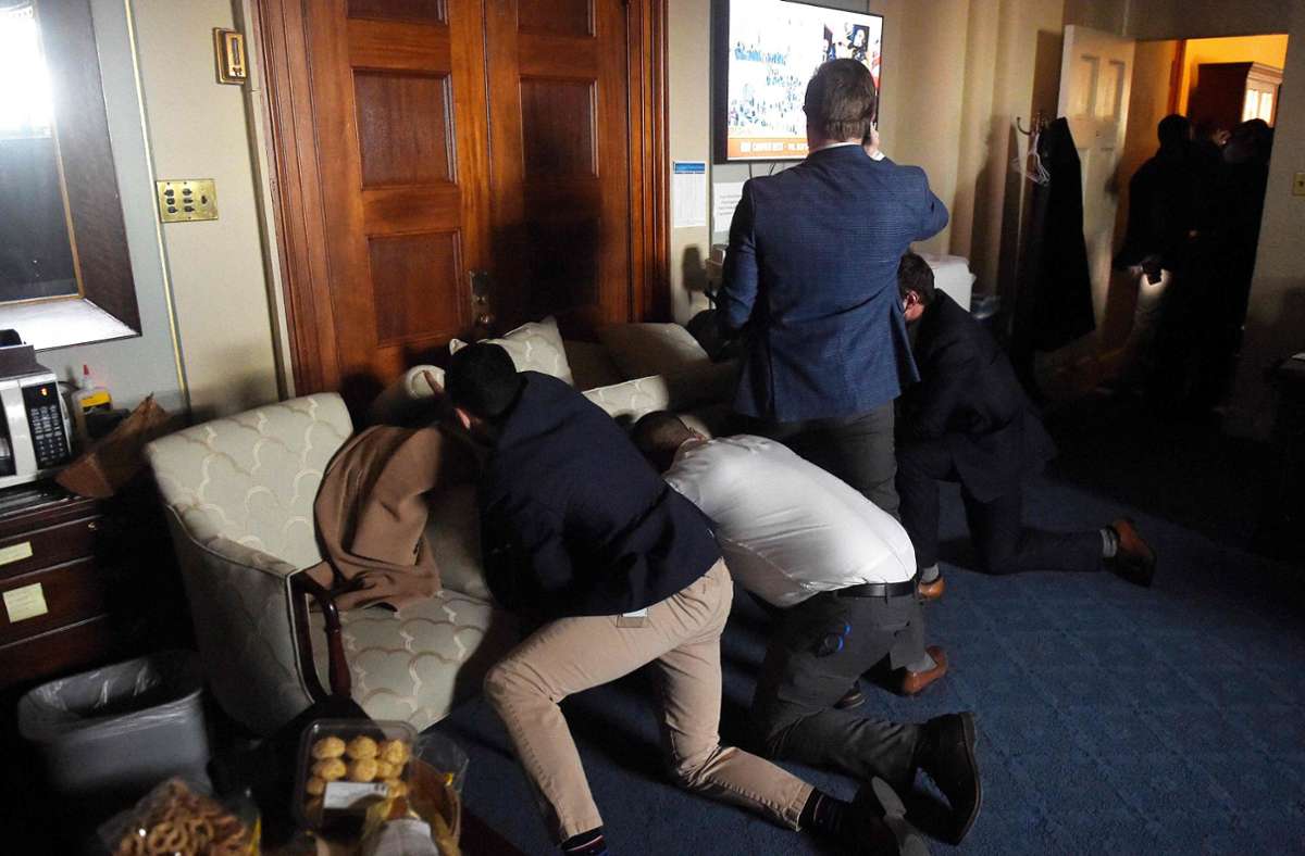 Mitarbeiter des Kongresses verbarrikadieren sich in ihren Büros.