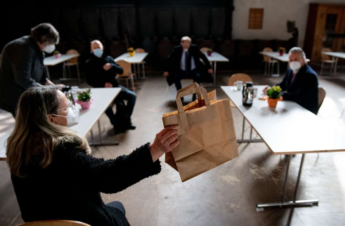 Vesperkirche to go: Das Essen für bedürftige Menschen wird in Papiertüten ausgehändigt.