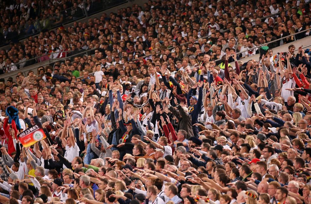 Erstens - Das Stuttgarter Publikum: Erst kürzlich haben die Zuschauer in Stuttgart mit einer großen Fußballparty beim Spiel gegen Norwegen gezeigt, wie man Stimmung macht. Außerdem haben sie damit ein Zeichen gegen Hass und Rechtsextremismus gesetzt. Davon würde man gerne mehr sehen.