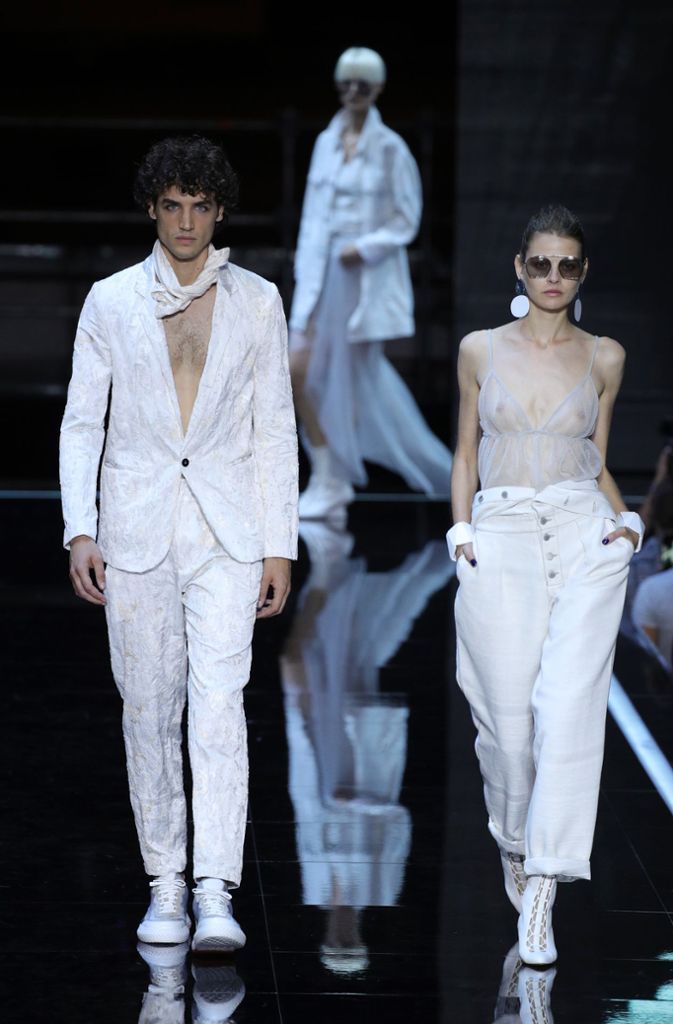 Ganz in weiß: Die Accessoires, die die Models tragen, sind an die Farben der neuen Armani Kleidung angepasst.