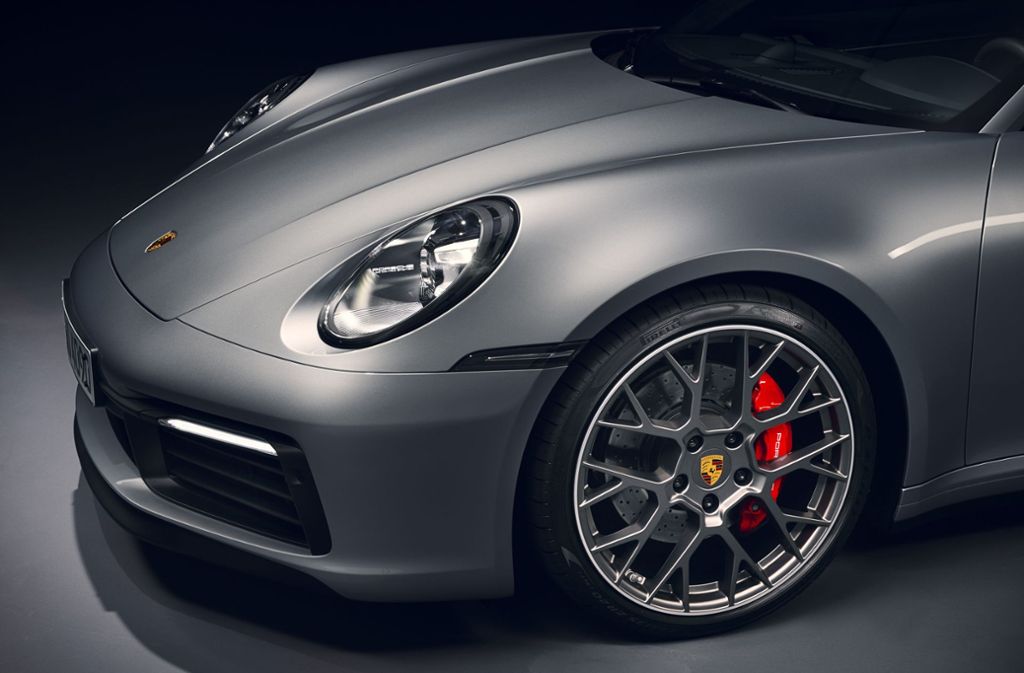 Als weitere Highlights preist der Hersteller den „Porsche Wet Mode“ für noch sichereres Fahrverhalten auf nassen Straßen, den Nacht-sichtassistenten mit Wärmebildkamera sowie die digitale Vernetzung, die Schwarmintelligenz nutzt, an.