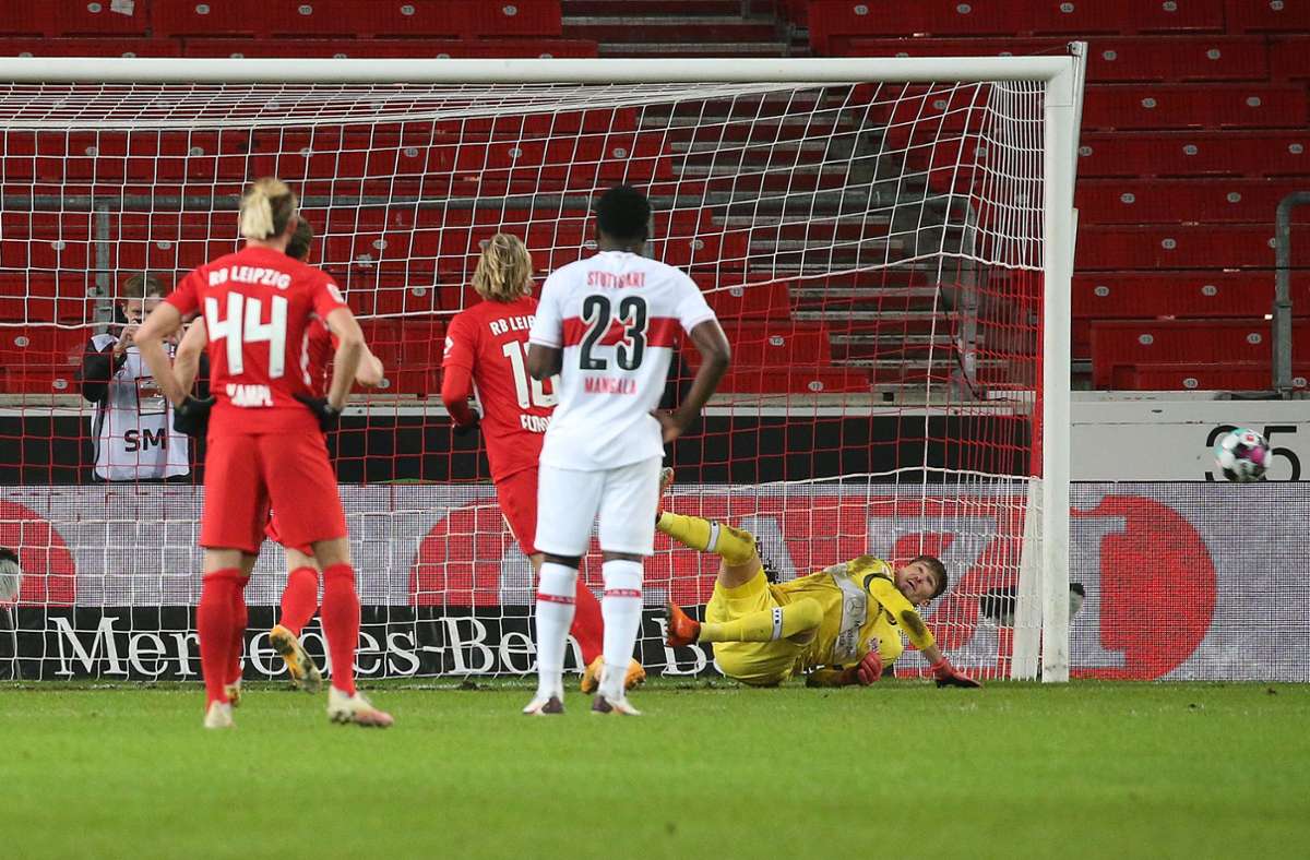 ... Gregor Kobel lenkt den Ball mit dem Fuß noch an die Latte – grandiose Reaktion des VfB-Torhüters.