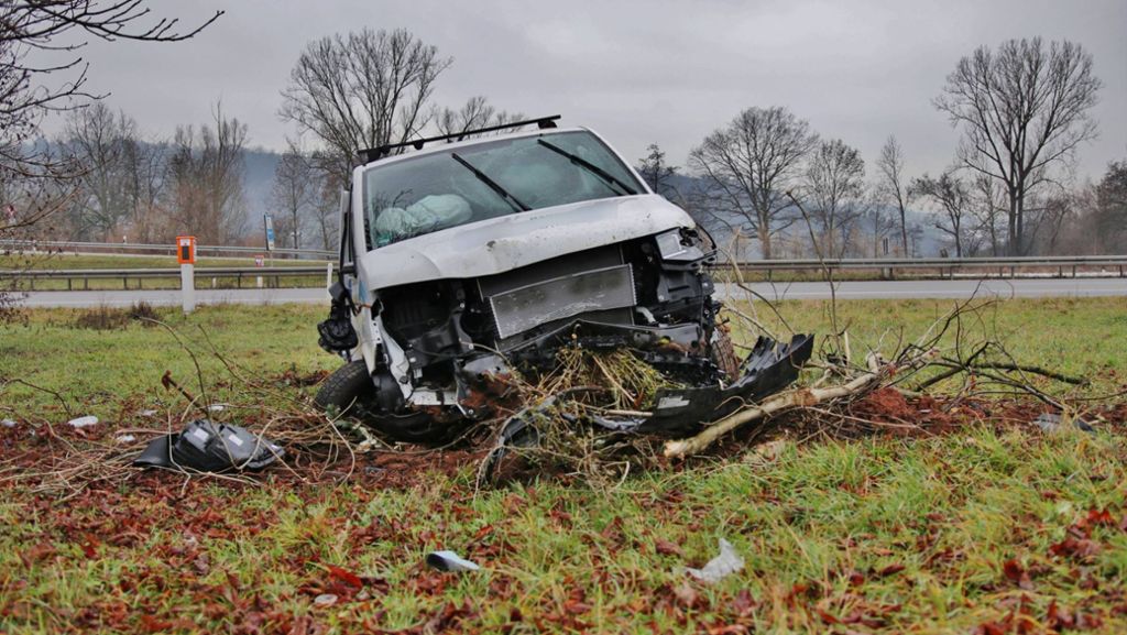 Rems-Murr-Kreis: Ausfahrt verpasst – Autofahrer schanzt über Bach