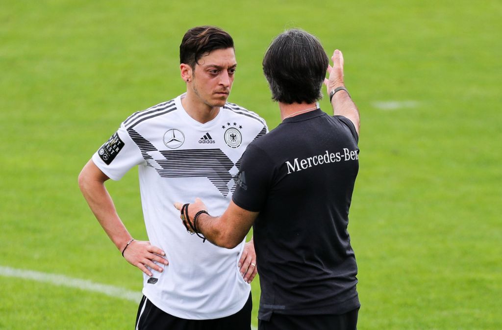 Mesut Özil (links) und Bundestrainer Joachim Löw Foto: dpa