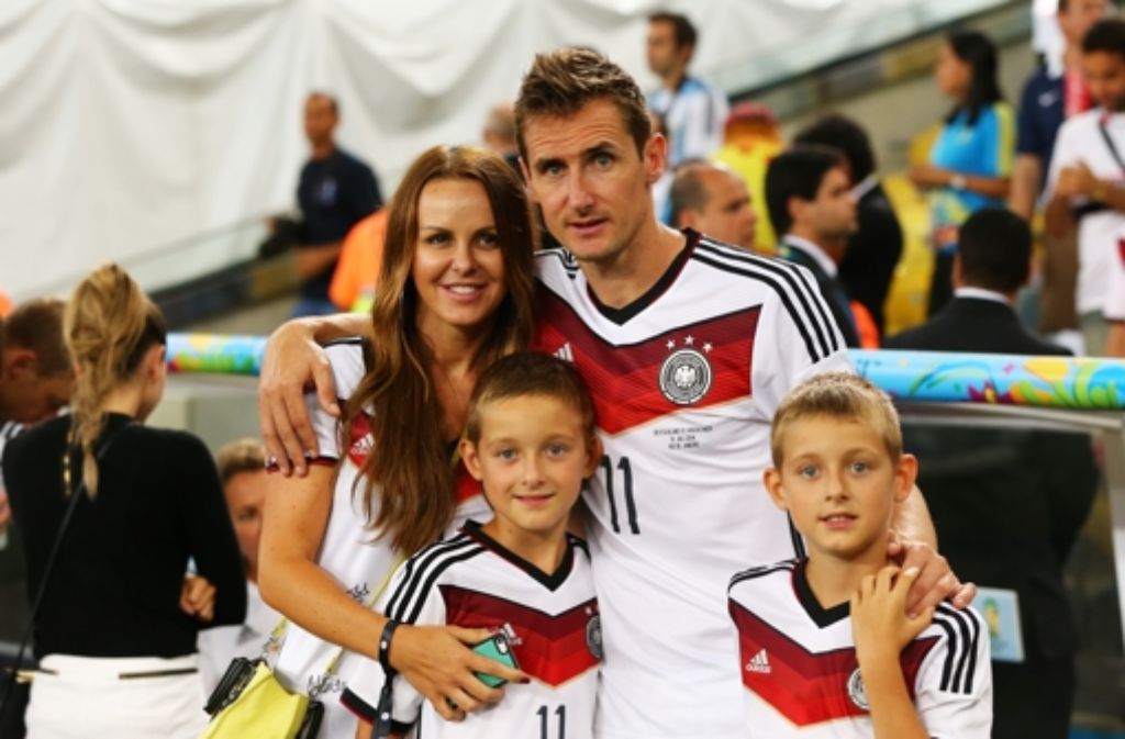 Familie Klose posiert nach dem Spiel.