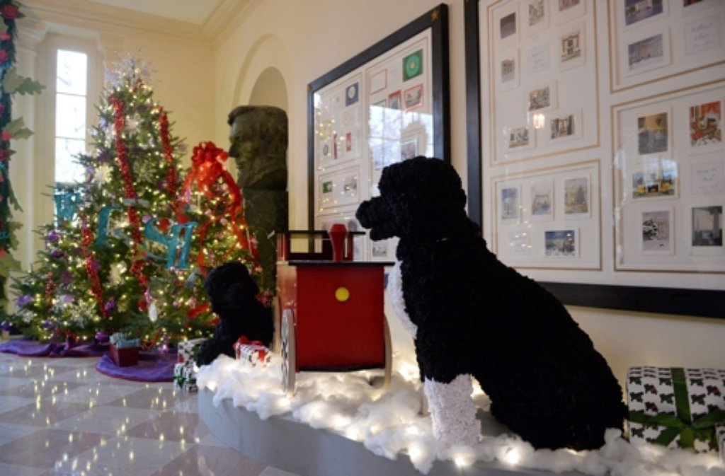 Weihnachsstimmung im Weißen Haus in Washington: Eine Nachbildung des "Forst Dog" Bo wacht über das Winterwunderland für Kinder.