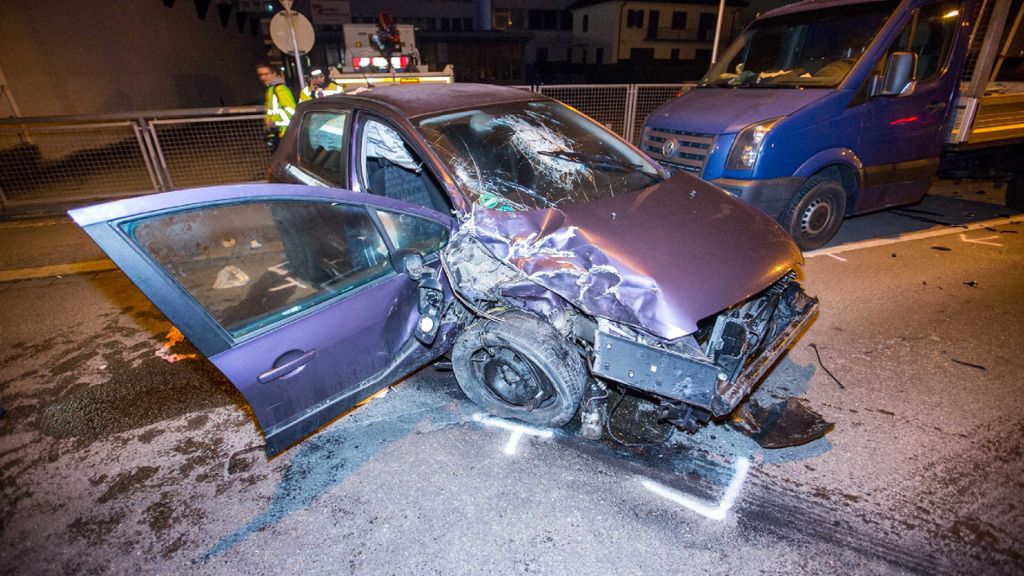 Stuttgart-Hedelfingen: Betrunken in parkendes Auto gekracht