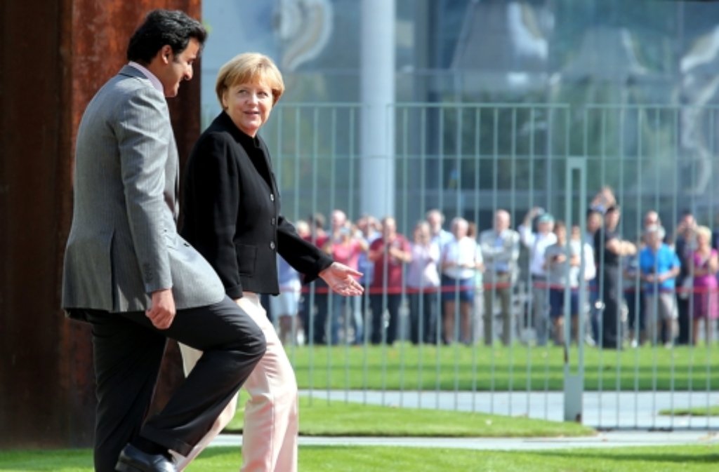 Bundeskanzlerin Angela Merkel empfängt vor dem Bundeskanzleramt in Berlin den Emir von Katar, Scheich Tamim Bin Hamad al-Thani.
