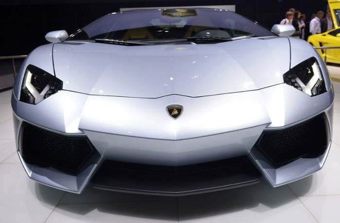 Unbekannte zerkratzen vier Lamborghini