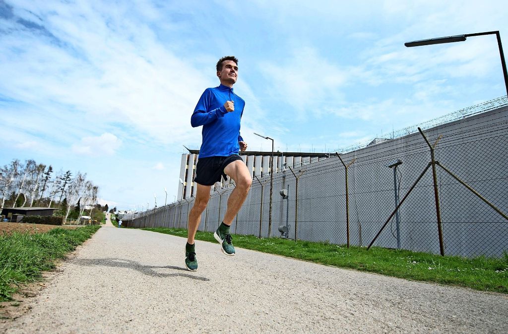Auf dem Weg zurück zu alter Stärke: Eine seiner Trainingsstrecken führt Marathonläufer Arne Gabius an der Justizvollzugsanstalt  in Stuttgart-Stammheim vorbei. Foto: dpa