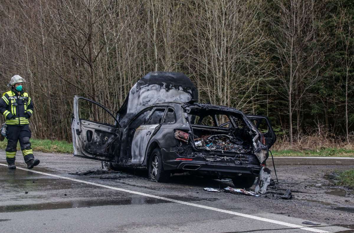 Als die Feuerwehr eintraf, stand das Auto bereits in Flammen.