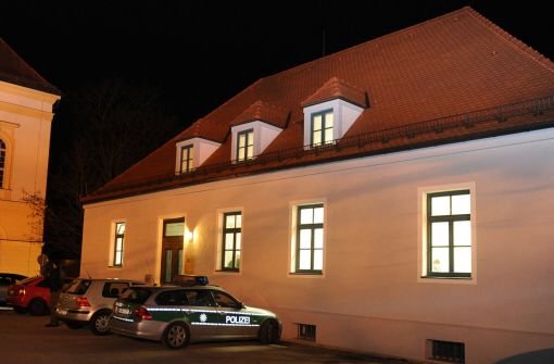 Polizeifahrzeuge stehen vor dem Amtsgericht in Dachau (Oberbayern). Ein Mann hat am Mittwoch während eines Prozesses am Dachauer Amtsgericht einen Staatsanwalt erschossen. Foto: dpa