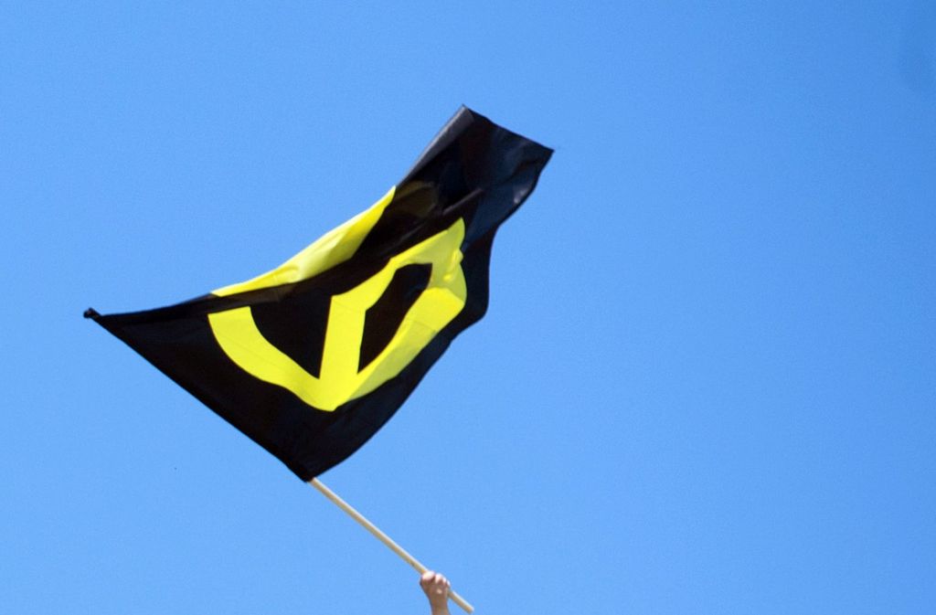 Die Flagge zeigt das Zeichen der Identitären Bewegung. Foto: dpa