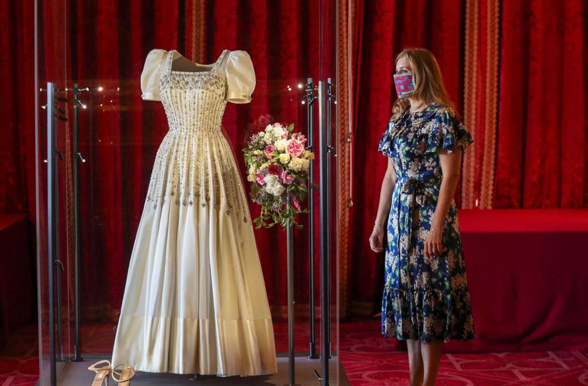 ... und vermachte es für deren Hochzeit ihrer Enkelin, Prinzessin Beatrice. Die ließ das Vintage-Kleid leicht abändern: Es bekam kleine Puffärmel. Nach Beatrices Top-Secret-Hochzeit mit Edoardo Mapelli Mozzi im Jahr 2020 wurde die Robe in Windsor Castle ausgestellt.