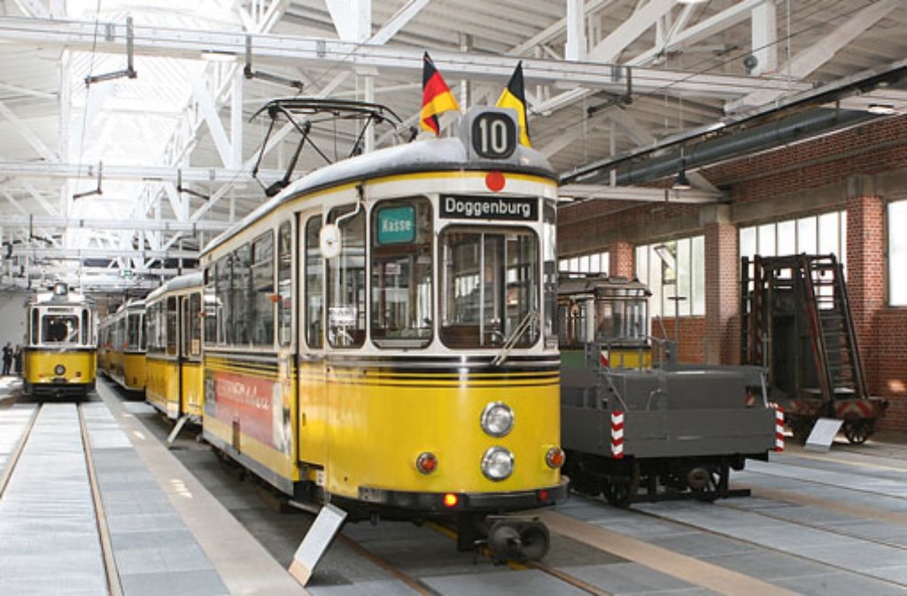 Von der Schiene ins Museum: Restauriert und poliert steht dieses Modell der Reihe GT4 aus den 70er Jahren im Straßenbahnmuseum in Bad Cannstatt. In den Museumshallen ist aber nicht nur diese Strambe zu sehen, ...