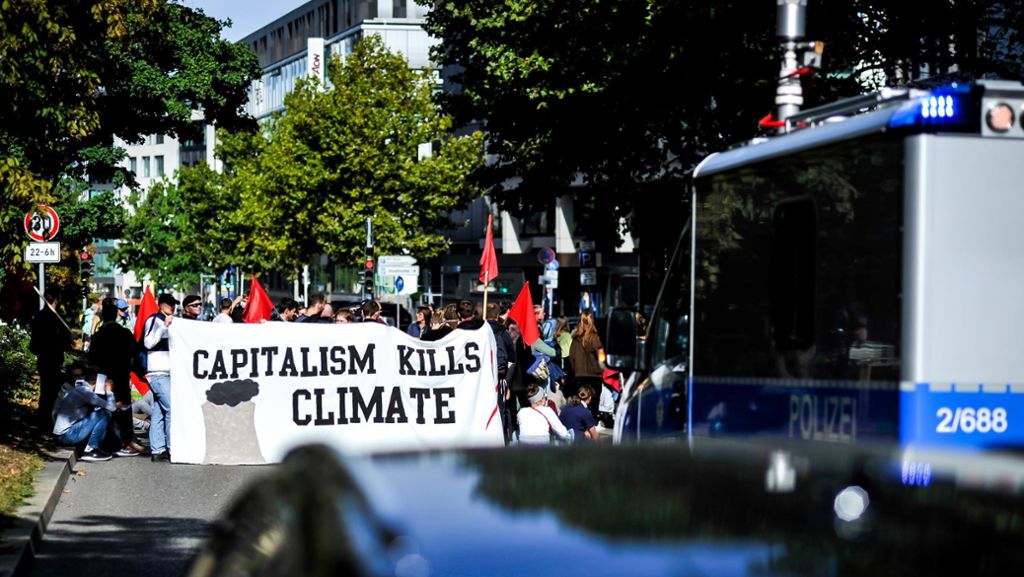 Klimastreik in Stuttgart: Nach der Demo ist vor der Blockade