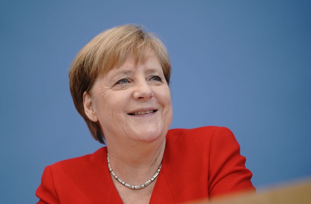 Seit Jahren führt Angela Merkel das „Forbes“-Ranking der weltweit mächtigsten Frauen an. Merkel ist seit 2005 Bundeskanzlerin. Falls sie bis zur nächsten regulären Bundestagswahl 2021 im Amt bleibt, könnte sie Helmut Kohls Marke als Kanzler bzw. Kanzlerin mit der längsten Amtszeit knacken. Auf die Frage, ob sie wirklich nur vier Stunden Schlaf brauche, antwortete Merkel einst, sie habe gewisse „kamelartige Fähigkeiten“ und eine „gewisse Speicherfähigkeit“. Nach einiger Zeit müsse aber auch sie dann mal wieder auftanken.