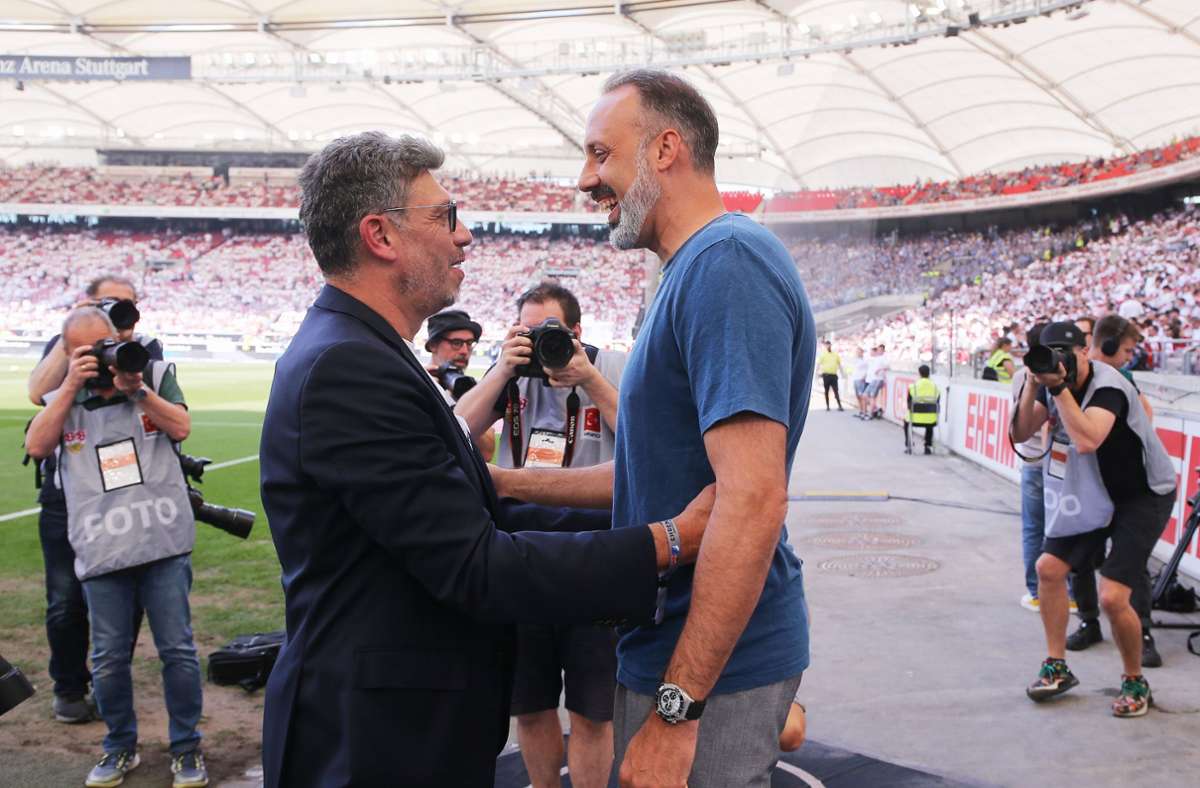 Vor dem Spiel begrüßt VfB-Präsident Claus Vogt den ehemaligen VfB-Trainer Pellegrino Matarazzo.
