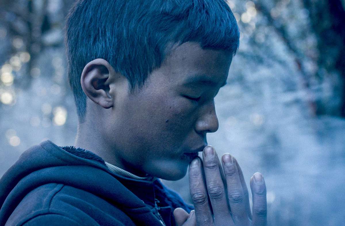 In „Wall of Shadows“ möchte ein nepalesischer Sherpa seinem Sohn das Medizin-Studium ermöglichen. Um es zu finanzieren, beschließt er, drei Bergsteiger auf einen eigentlich verbotenen Berg zu führen. Die Folge ist ein unauflösbares Dilemma.