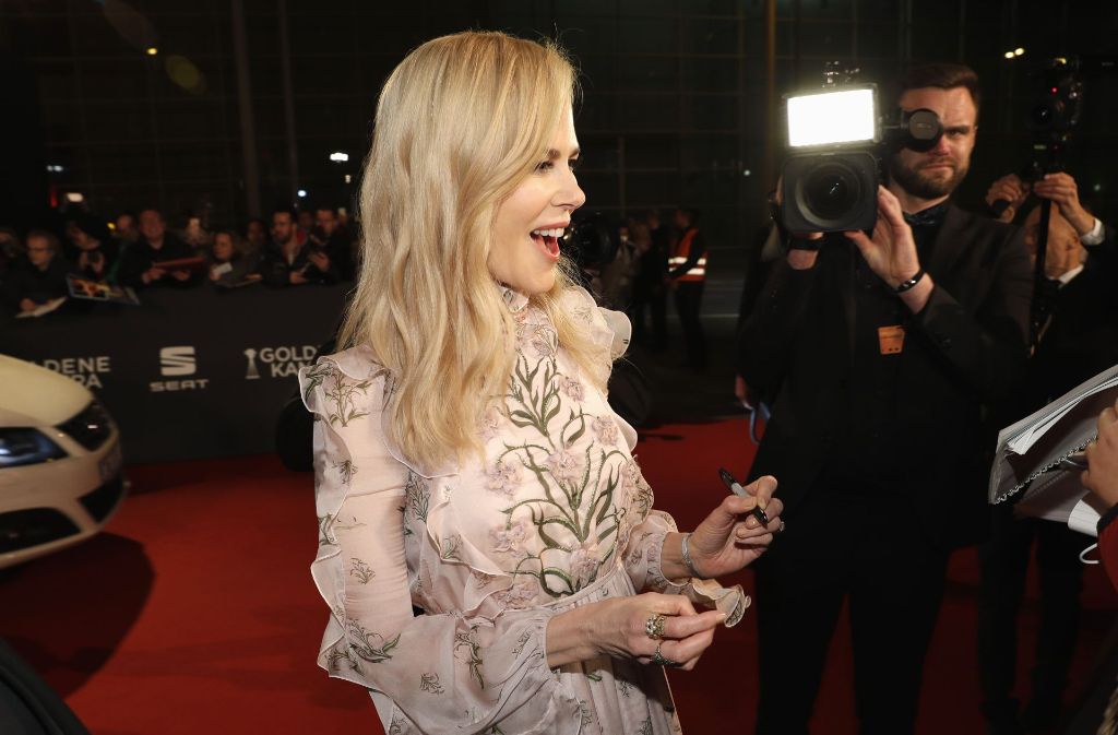 Nicole Kidman schrieb fleißig Autogramme am Rand des Roten Teppichs in Hamburg.
