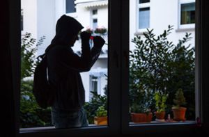 Der Einbrecher drang offenbar über ein gekipptes Fenster ein. (Symbolfoto) Foto: /imago stock&people