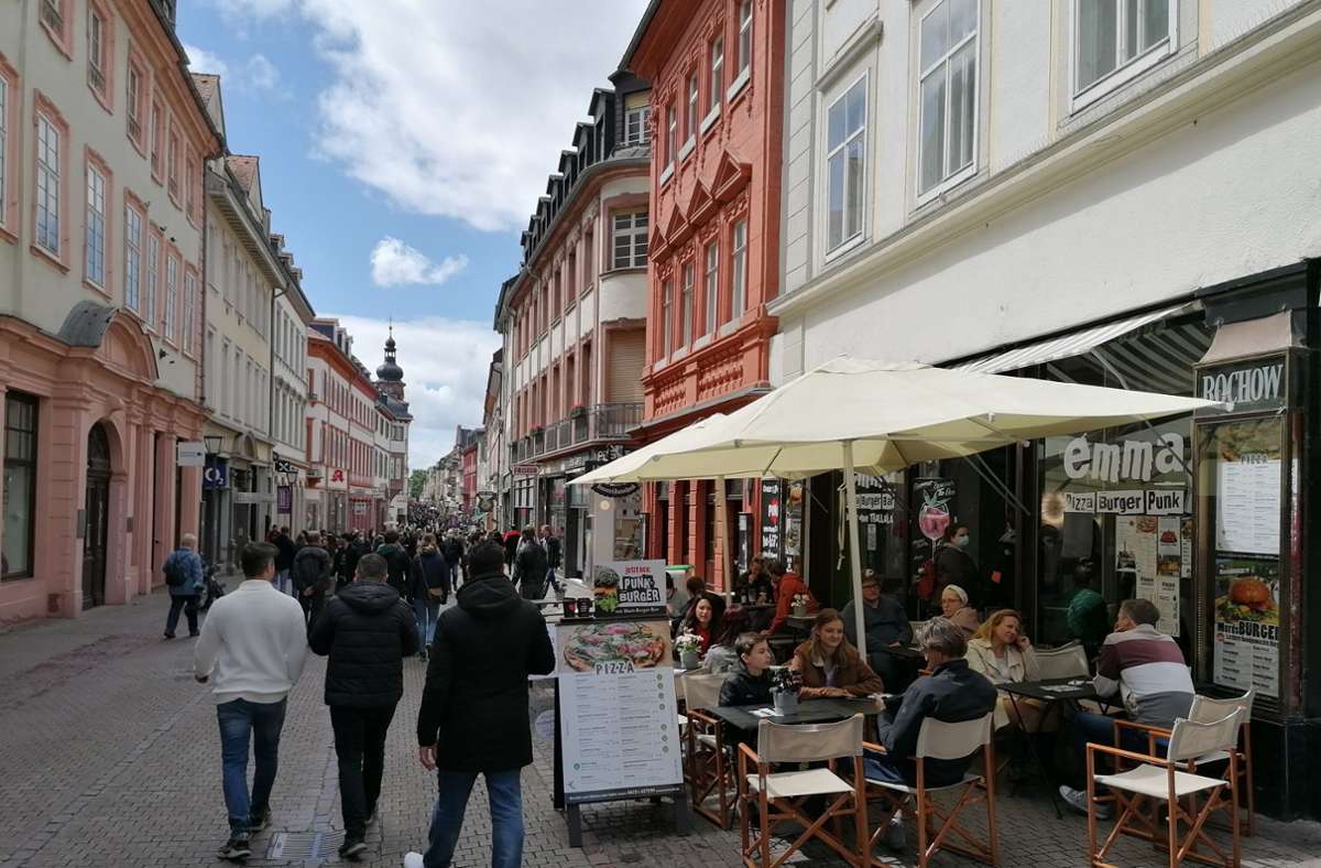 Mehr Menschen als sonst zu Pandemie-Zeiten bummelten durch die Stadt am Neckar, zu Gedränge kam es aber nicht.