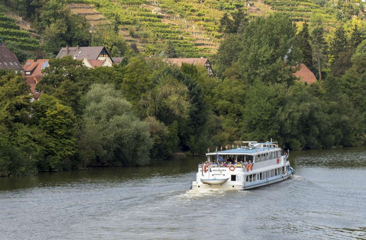 Wunderschön ist der Blick auf den Neckar von den Weinterrassen ist Ludwigsburg-Hoheneck aus. Dort kann man spazieren gehen – und anschließend in der Gaststätte Krone Alt-Hoheneck einkehren.