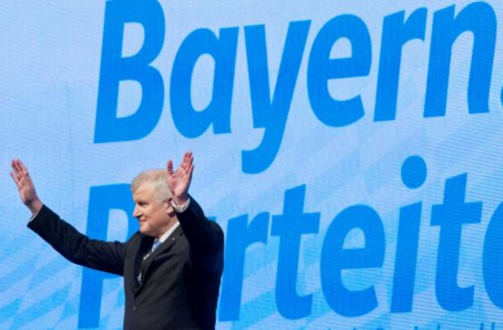 "Philipp Lahm hat sich diese Entscheidung reiflich überlegt. Wir alle sollten sie respektieren, auch wenn er der deutschen Nationalmannschaft fehlen wird - als Fußballer, als Kapitän und als Mensch. Er ist ein Vorbild für junge Menschen - im Sport und darüber hinaus." Bayerns Ministerpräsident Horst Seehofer (CSU).