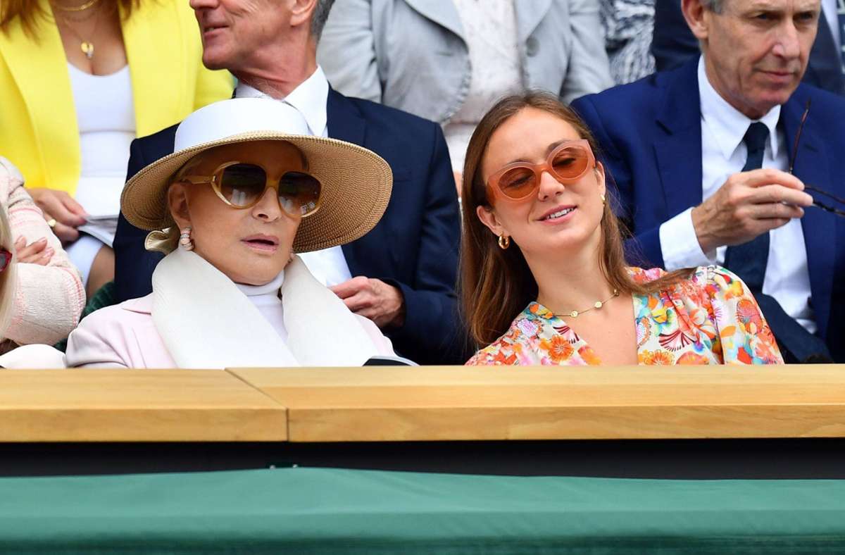 Princess Michael of Kent, die Ehefrau von Queen-Cousin Prince Michael of Kent , besucht das Tennisturnier gemeinsam mit Lady Marina Windsor (rechts).