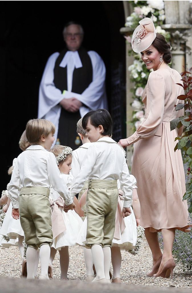 Na bitte, geht doch: Herzogin Kate hat die Kinder im Griff und besticht ganz nebenbei in ihrem altrosa Kleid.