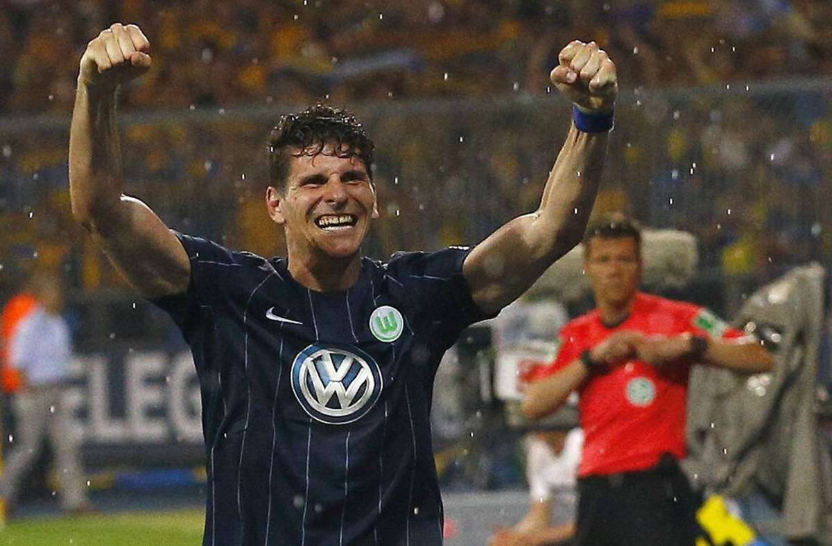 2016/17: Mario Gomez, der im Hinspiel trifft, bleibt mit dem VfL Wolfsburg in der Bundesliga. Die Wölfe setzen sich gegen den Lokalkonkurrenten Eintracht Braunschweig durch. Sie gewinnen beide Partien mit 1:0.