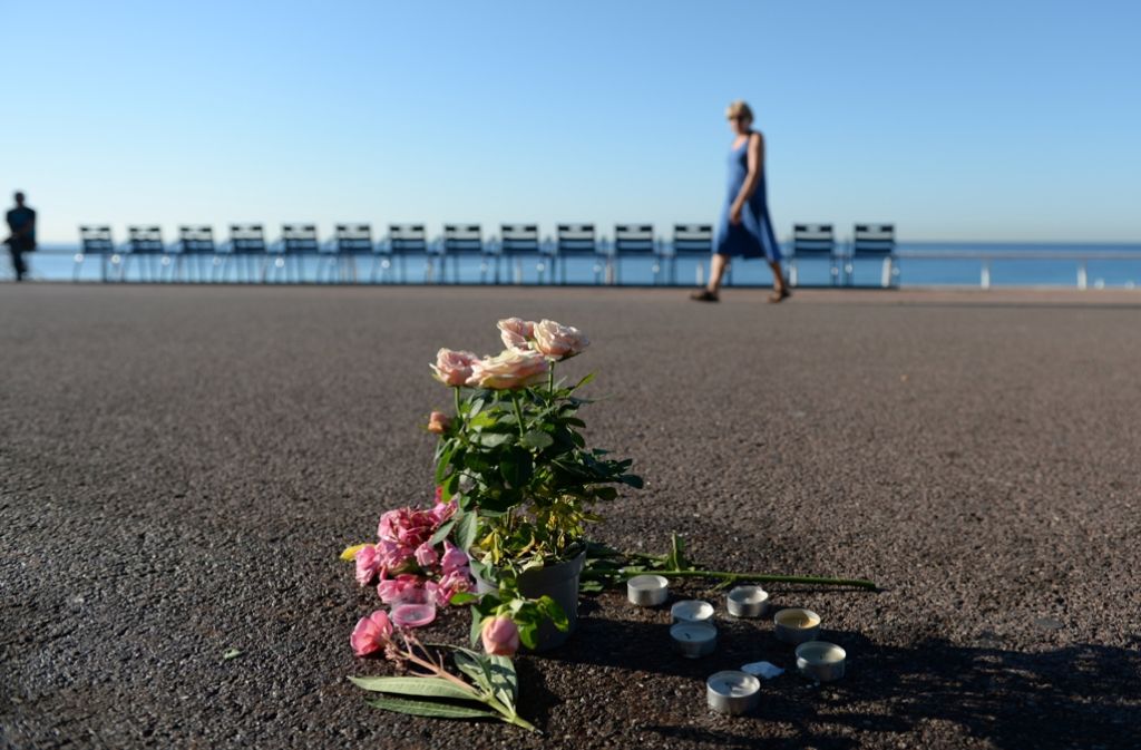 Blumen liegen an einem Orte an der Promenade in Nizza, an dem beim Anschlag Menschen gestorben sind. Foto: dpa