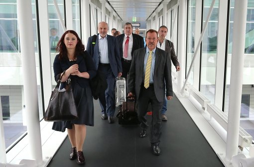 Rainer Arnold (zweiter von links) mit anderen Mitgliedern des Verteidigungsausschusses auf dem Weg zum Flugzeug in die Türkei. Foto: dpa