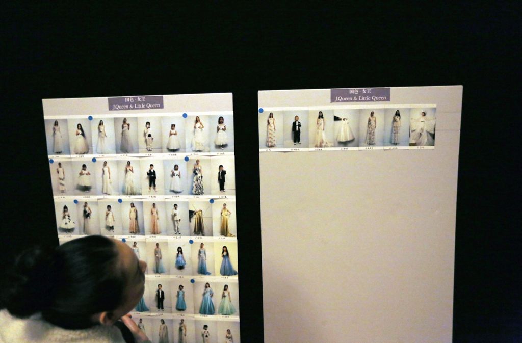 Eine Übersicht der präsentierten Outfits hilft, während der Show den Überblick zu bewahren.