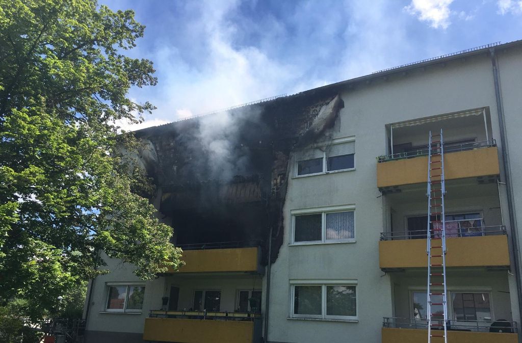 Am Sonntagvormittag bricht in einem Mehrfamilienhaus im Fasanenhof in Stuttgart-Möhringen ein Brand aus. Neun Personen kommen mit Verdacht auf Rauchgasvergiftung ins Krankenhaus.