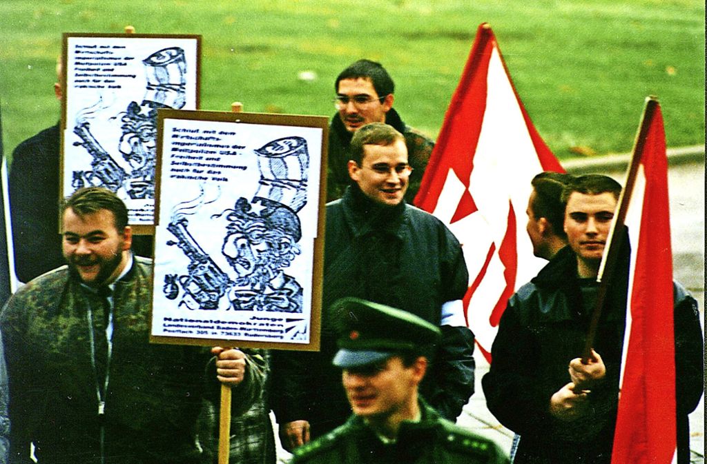 André Kapke (links) 1997 bei einer Kundgebung der NPD-Jugendorganisation auf dem Stuttgarter Schlossplatz.