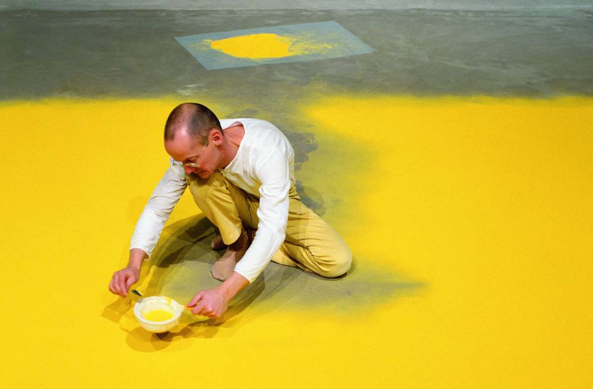 Wolfgang Laib siebt stets selbst sein Pollenfeld vor Beginn einer Ausstellung aus. Diese Aufnahme entstand vor 30 Jahren im Centre Pompidou