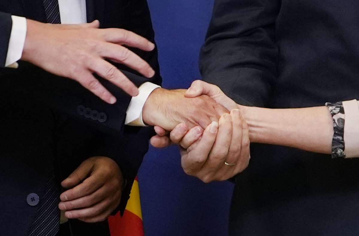 Ein fester Händedruck nach der Zeremonie in Brüssel. Albanien und Nordmazedonien werden nun Beitrittsgespräche mit der EU führen. Doch der Weg nach Europa ist noch sehr weit. Foto: dpa/Virginia Mayo