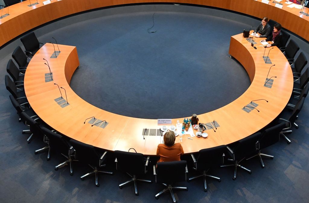 Angela Merkel vor dem Untersuchungsausschuss: Was wusste sie wirklich? Foto: Rex Features