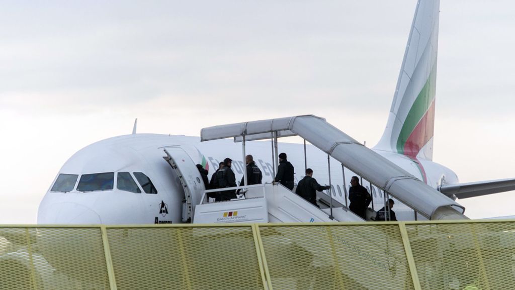  Am Mittwochmorgen ist in der afghanischen Hauptstadt Kabul ein weiterer Abschiebeflug aus Deutschland eingetroffen. An Bord befanden sich auch drei abgelehnte Asylbewerber aus Baden-Württemberg. 