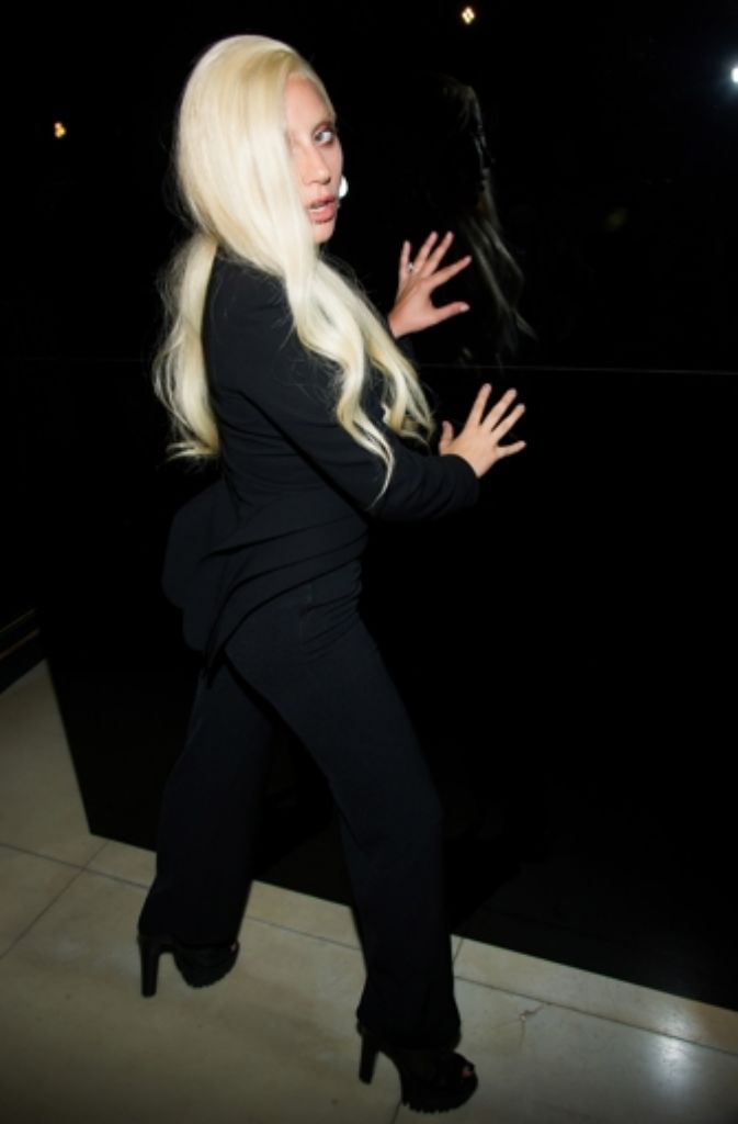 Sonst steht Lady Gaga eher für knallige Farben und provokante Roben.