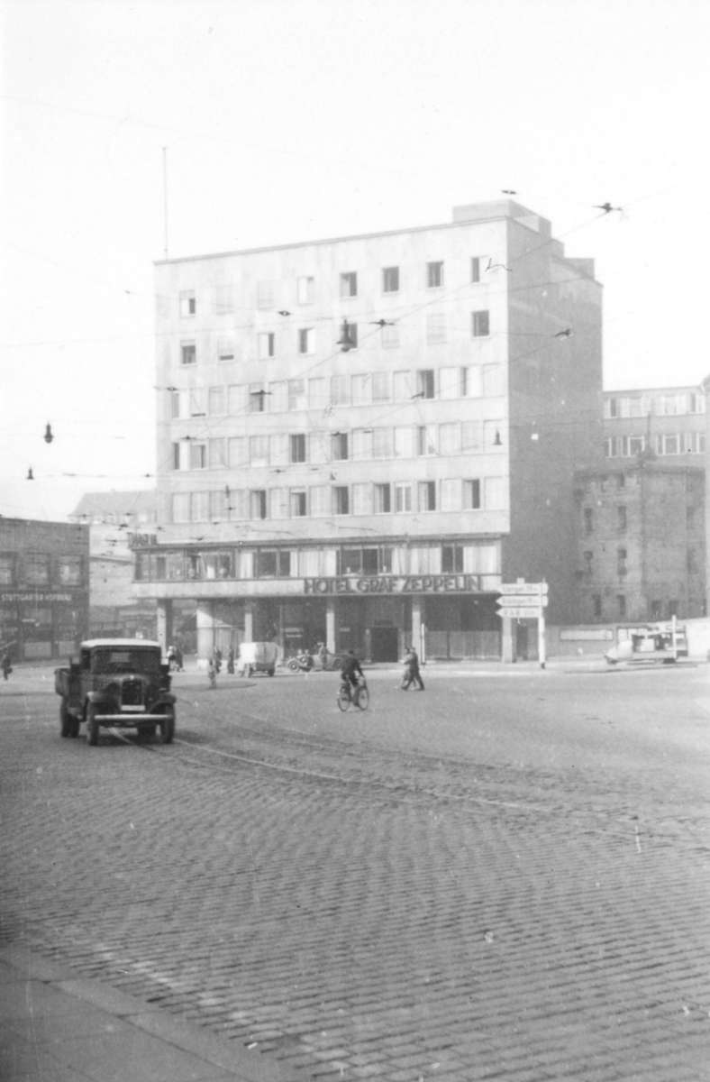 Das „Hotel Graf Zeppelin“ gegenüber dem Hauptbahnhof stand schon damals. Der Straßenbelag ist heute ein anderer.