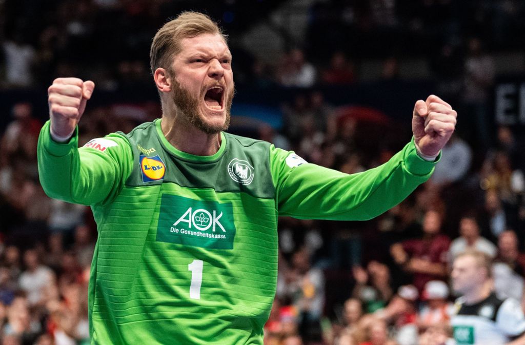 Torhüter Johannes Bitter freut sich über den Sieg der deutschen Handballer.