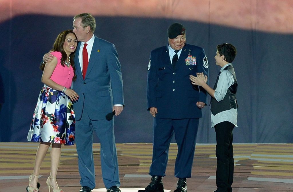 George W. Bush (zweiter von links) und Air Force Technical Sgt. Israel del Toro