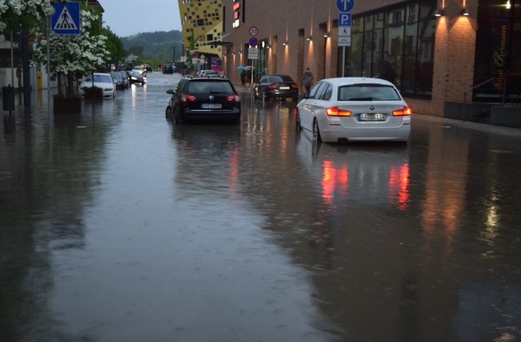 Das Wasser stand in den Straßen von Schwäbisch Gmünd.