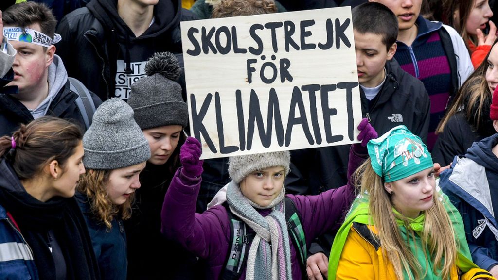  Greta Thunberg hat am Freitag in Hamburg mit rund 20.000 Menschen an einem Klimastreik teilgenommen. Vor etwa einem Jahr hatte die schwedische Aktivistin dort das erste Mal an einem Klimastreik teilgenommen. 