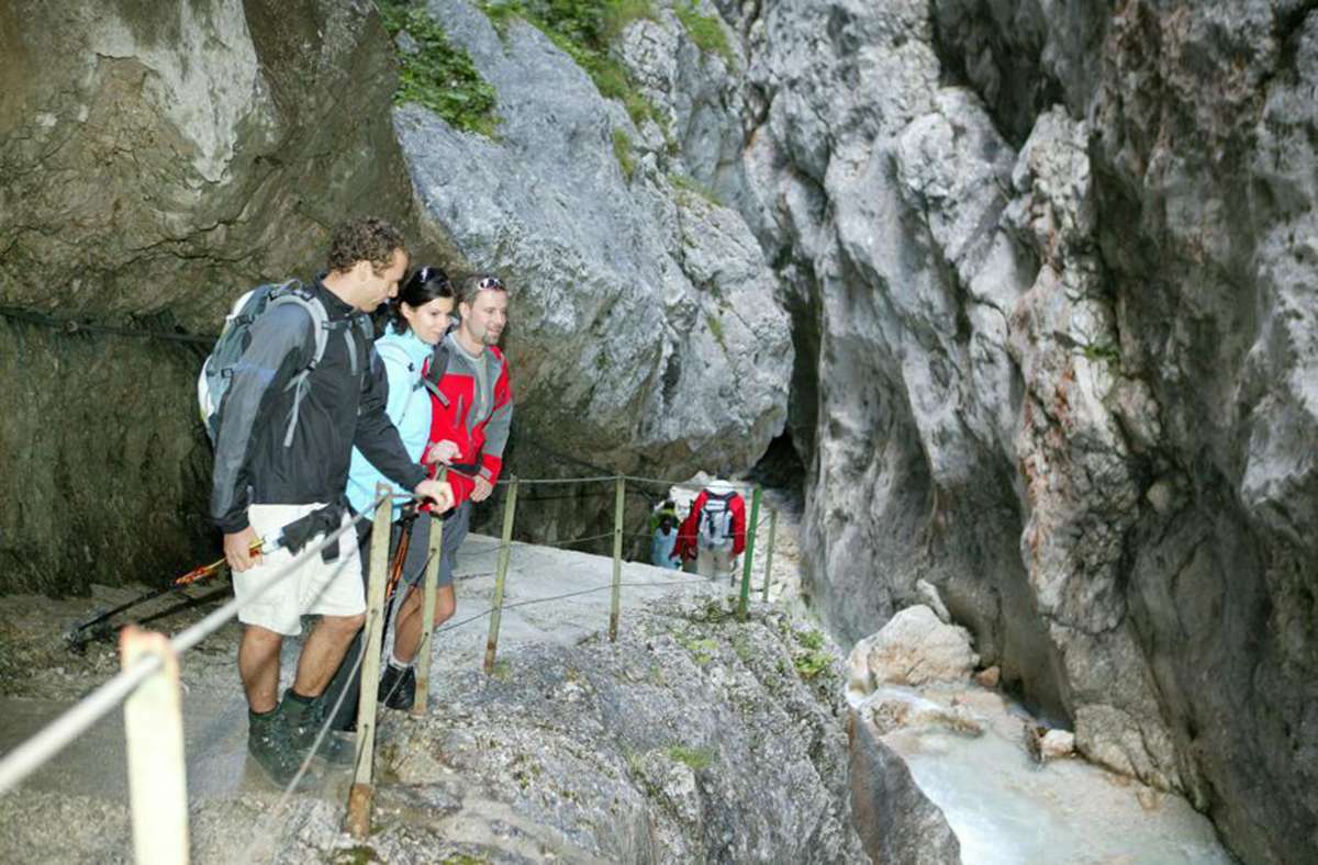 Vier Routen führen zum Gipfel: 1. Route durch das Reintal: Eingang Partnachklamm / Zugspitz-GipfelStreckenlänge: 21,8 Kilometer / Dauer: 10 Stunden / Aufstieg: 2981 Meter / Schwierigkeitsgrad: mittel.