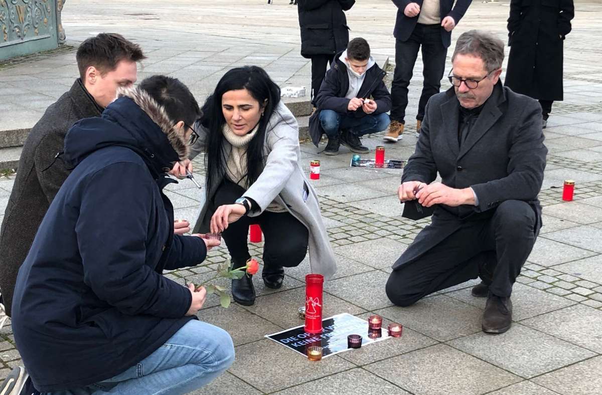 Kerzen für die Opfer von Hanau sind am Samstag auf dem Ludwigsburger Marktplatz entzündet worden.